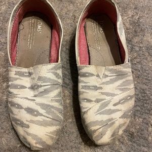 Toms canvas shoes slip on